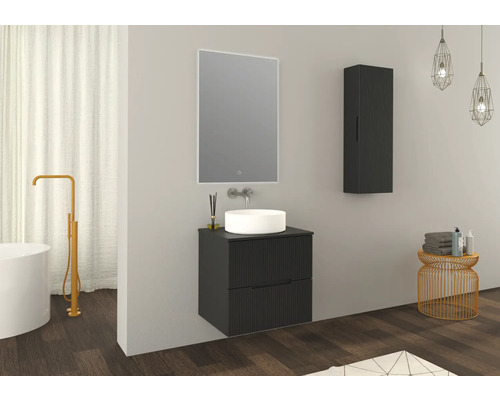 Modernes Badezimmer mit Waschbeckenunterschrank, Spiegel und Hängeschrank