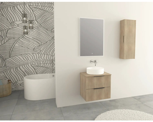 Helles Badezimmer mit Badewanne, Waschtisch, Spiegelschrank und Blatt-Tapete