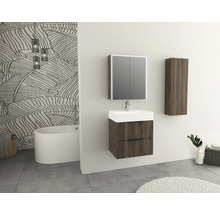 Modernes Badezimmer mit Waschtisch, Spiegelschrank, Hochschrank und Badewanne.