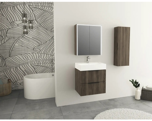 Salle de bain moderne avec meuble-lavabo, armoire de toilette, armoire haute et baignoire.