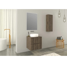 Modernes Badezimmer mit Waschtisch, Spiegel, Hängeschrank und Accessoires.