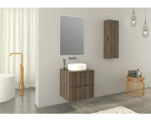 Salle de bain moderne avec meuble-lavabo, miroir, armoire suspendue et accessoires.