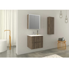 Badezimmer-Szene mit Waschtisch, Spiegelschrank mit Beleuchtung und Hochschrank
