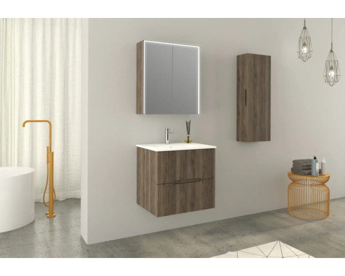 Salle de bain avec lavabo, armoire de toilette éclairée et armoire haute