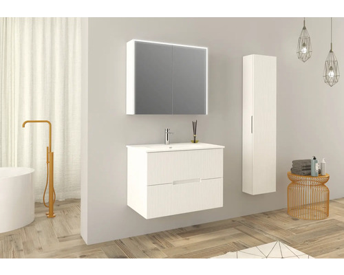 Helles Badezimmer mit Waschtischunterschrank, Spiegelschrank mit Beleuchtung und Hochschrank