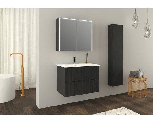 Modernes Badezimmer mit Waschtisch, Spiegelschrank mit Beleuchtung und Hochschrank