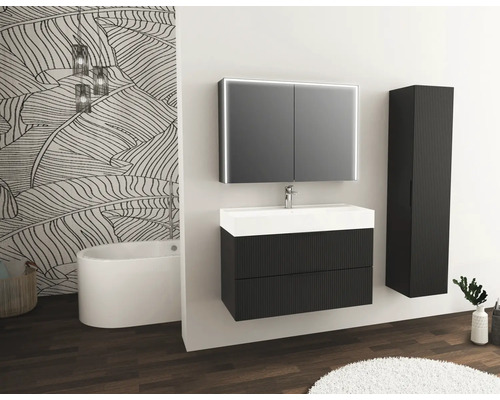 Salle de bains moderne avec meuble sous-lavabo, armoire de toilette, armoire haute et baignoire