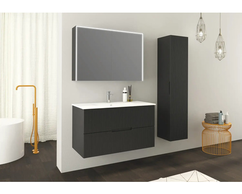 Salle de bains avec meuble sous-lavabo, armoire de toilette avec éclairage et armoire haute