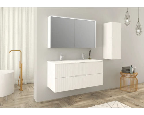 Salle de bains moderne avec meuble-lavabo double, armoire de toilette et armoire haute