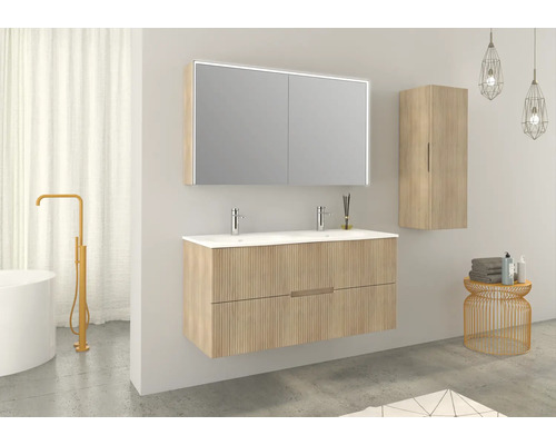 Salle de bains moderne avec meuble-lavabo, armoire de toilette et armoire haute aspect bois