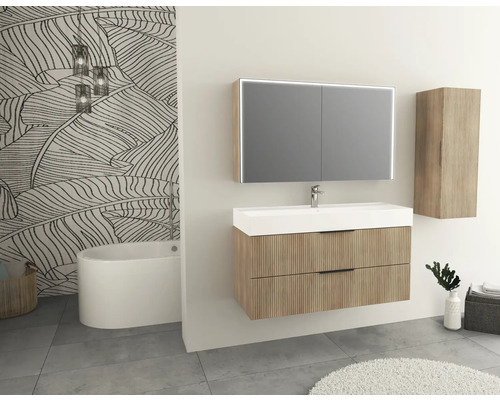 Salle de bains moderne avec meuble sous-lavabo, armoire de toilette et armoire haute aspect bois et baignoire.