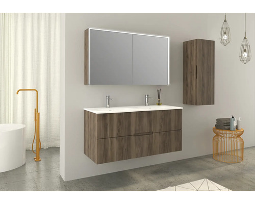 Modernes Badezimmer mit Waschtischunterschrank, Spiegelschrank mit Beleuchtung und Hochschrank