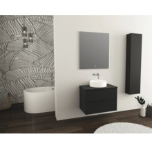 Badezimmer mit Waschbecken, Spiegel, Unterschrank und Hochschrank