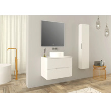 Modernes Badezimmer mit Waschtisch, Spiegel, Hochschrank und Badewanne.