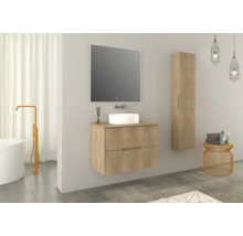 Modernes Badezimmer mit Waschtisch, Spiegel, Hochschrank und freistehender Badewanne.