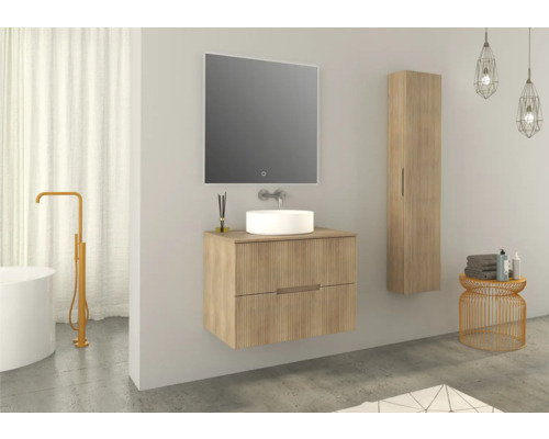 Modernes Badezimmer mit Waschtisch, Spiegel, Hochschrank und freistehender Badewanne.