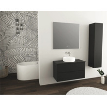 Salle de bain moderne avec baignoire, lavabo, miroir et meuble de salle de bain