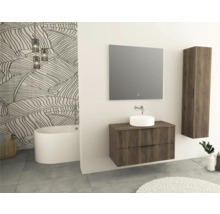 Salle de bain moderne avec meuble-lavabo, miroir, armoire haute et baignoire