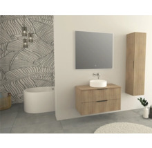 Salle de bains avec meuble-lavabo, miroir, armoire haute et baignoire