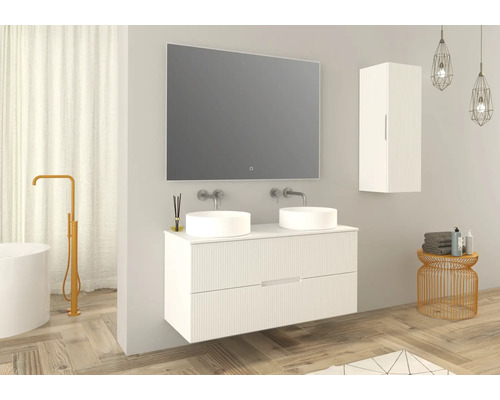 Salle de bains avec meuble double vasque, miroir, armoire de toilette et objets de décoration