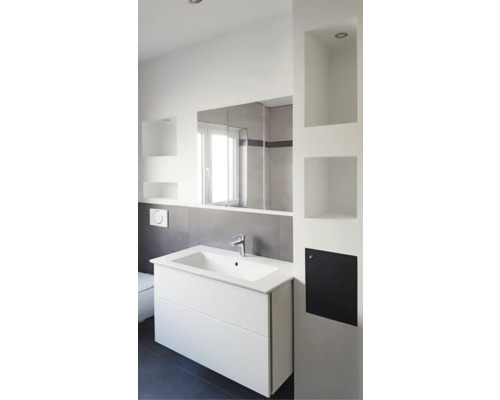 Modernes Badezimmer mit Waschbeckenunterschrank, Spiegel und eingebauten Regalen