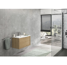 Modernes Badezimmer mit Waschtischunterschrank, Armatur, Handtuchhalter und Dusche.