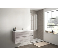 Salle de bain avec meuble sous-lavabo, douche et fenêtre