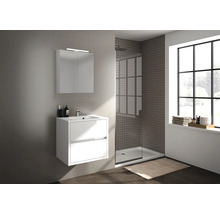 Salle de bains moderne avec meuble sous-lavabo, armoire de toilette, douche et fenêtre