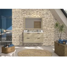 Salle de bains lumineuse avec mur en pierre, meuble-lavabo avec miroir et accessoires