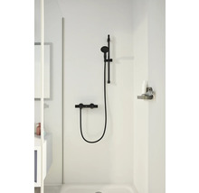 Schwarze Duscharmatur mit Handbrause und Thermostat in einer hellen Duschkabine.