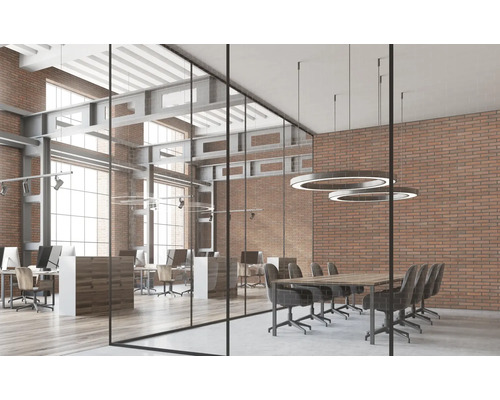 Bureau avec salle de réunion derrière une paroi en verre, mur en briques et bureaux