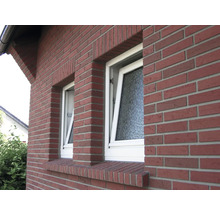 Aussenansicht eines Backsteinhauses mit zwei Fenstern