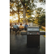 Gasgrill mit Personen im Garten