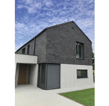Maison moderne avec façade en briques et volets