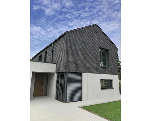 Modernes Haus mit Fassade aus Ziegelsteinen und Fensterläden