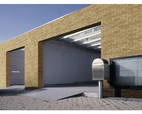 Gebäudeansicht mit Ziegelmauerwerk, Garage und Briefkasten