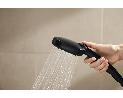 Douchette avec de l''eau courante dans la main