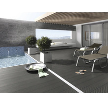 Terrasse mit Pool, Liegestühlen und Holzboden