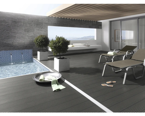 Terrasse avec piscine, chaises longues et plancher en bois