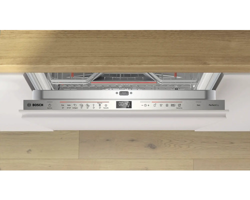 Vue détaillée d''un lave-vaisselle Bosch ouvert avec panneau de commande