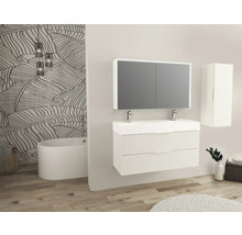 Badezimmer mit Waschtischunterschrank, Spiegelschrank, Hochschrank und Badewanne