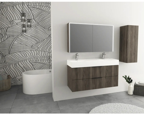 Salle de bains moderne avec meuble-lavabo, armoire de toilette, armoire suspendue et baignoire