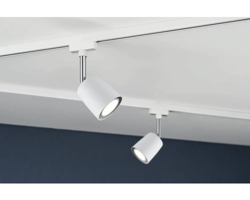 Zwei weiße LED-Strahler an einer Schiene an der Decke.