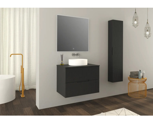 Badezimmer mit Waschtischunterschrank, Spiegel, Hochschrank, Badewanne und Zubehör.