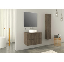 Modernes Badezimmer mit Waschtischunterschrank, Aufsatzwaschbecken, Spiegelschrank, Hochschrank und Beistelltisch.