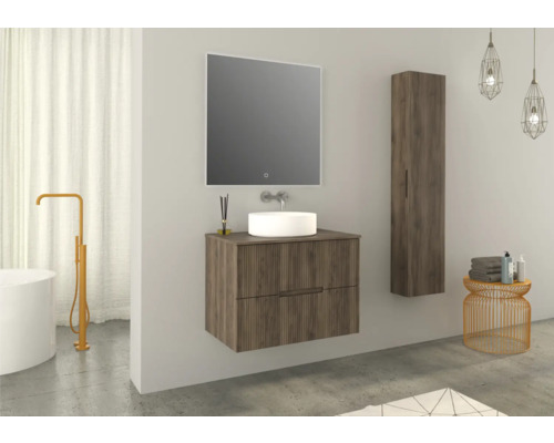 Modernes Badezimmer mit Waschtischunterschrank, Aufsatzwaschbecken, Spiegelschrank, Hochschrank und Beistelltisch.