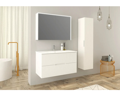 Salle de bains lumineuse avec meuble sous-lavabo, armoire de toilette avec éclairage et armoire haute.