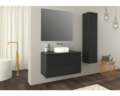 Salle de bains moderne avec meuble sous-vasque, miroir, armoire haute et accessoires.