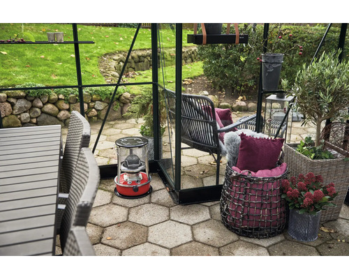 Gemütliche Gartenszene mit Tisch, Stühlen, Heizung und Pflanzen