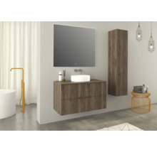 Modernes Badezimmer mit Waschtisch, Spiegel, Hochschrank und freistehender Badewanne